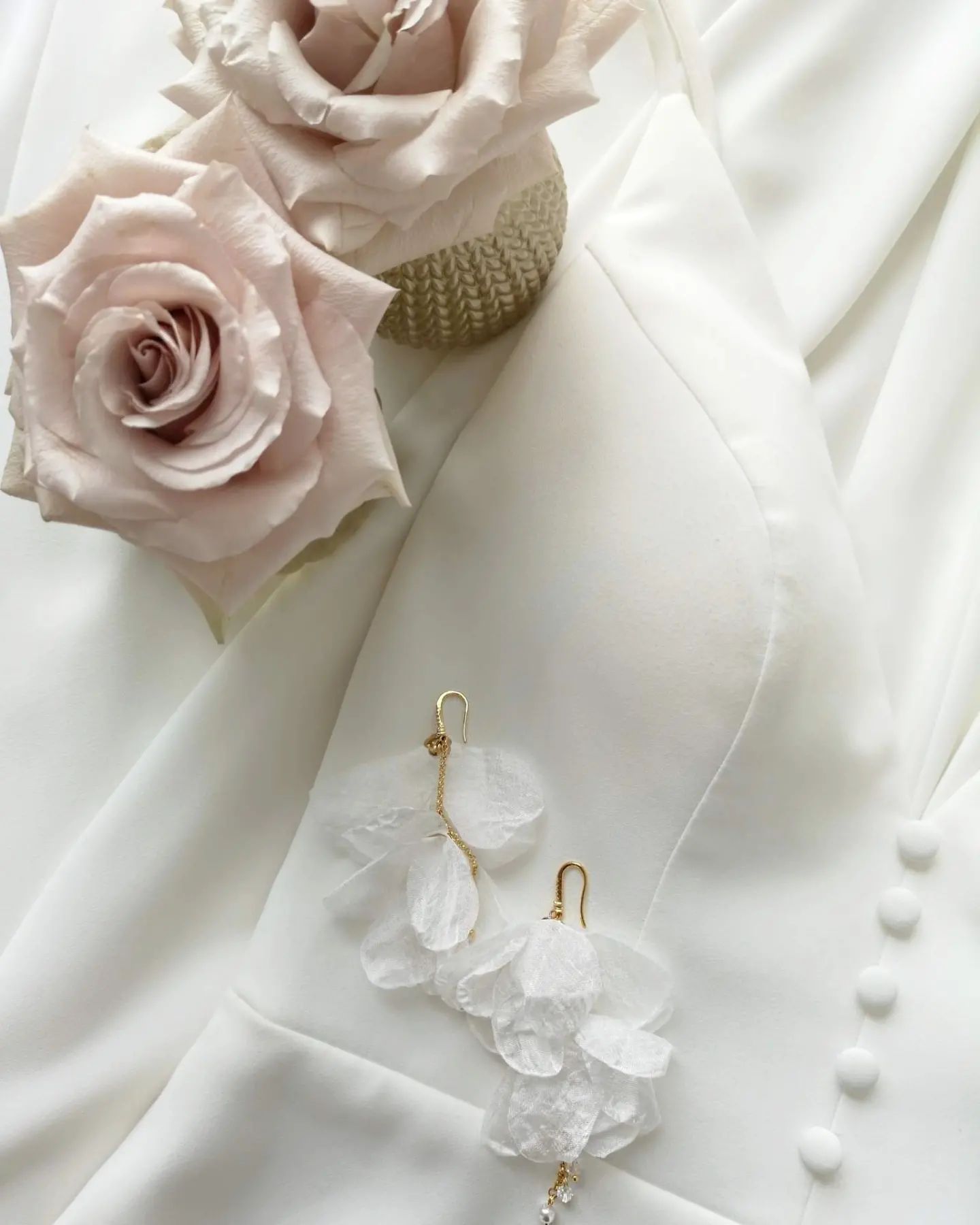 Kolczyki ▪︎DARLA GOLD▪︎ będą idealnym dodatkiem do gładkich, minimalistycznych sukni ślubnych.
Płatki kwiatów wykonane zostały z jedwabnej, delikatnej tkaniny. 
Kolczyki są widoczne na uchu (10.5 cm długości), a jednocześnie są lekkie, eteryczne.
.
▪︎ Śliczne róże w wazonie od @bedzieslub
Dziękujemy 💕 Zwróćcie uwagę na niesamowity kolor pudrowego różu 😍 Zdjęcie bez filtra.
.
▪︎ Suknia ślubna - model TATUM - z kolekcji @allwhowander
.
A już wkrótce kolczyki DARLA będą dostępne z kwiatami w kolorze: fuksja, fiolet, ochra. 
✅ Ciekawe jesteście efektu? 》Stay tuned 😊
.
.
.
.
.
.
.
#kolczyki #kolczykikwiaty #kwiatyzjedwabiu
#kolczykislubne #biżuteriaslubna #pannamloda #wesele #slub #sukniaślubna